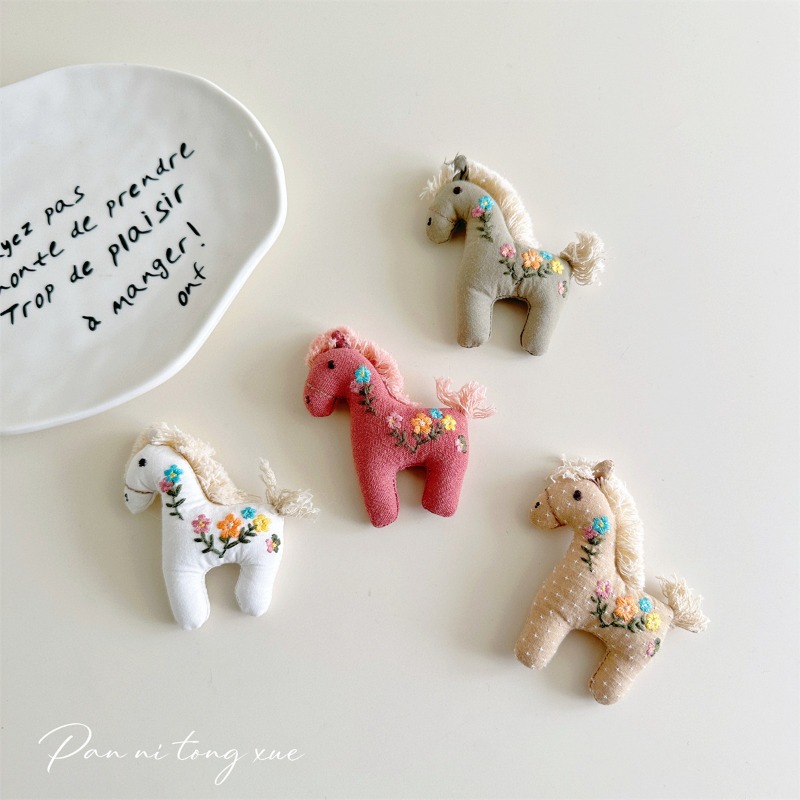 Adorable broche poney en tissu - Women Shoes Must Have avis et prix